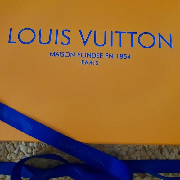 Authentic large Louis Vuitton Box with Ribbon - Picture 7 of 9
